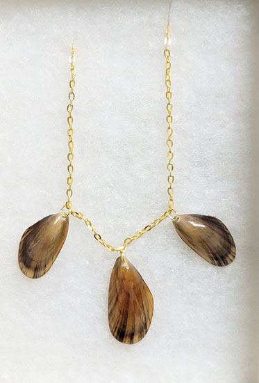 NECKLACE BROWN SHELLS W/18" GOLD CHAIN
