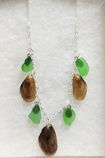 NECKLACE BROWN SHELLS/SEAGLASS W/ 24" SILVER CHAIN